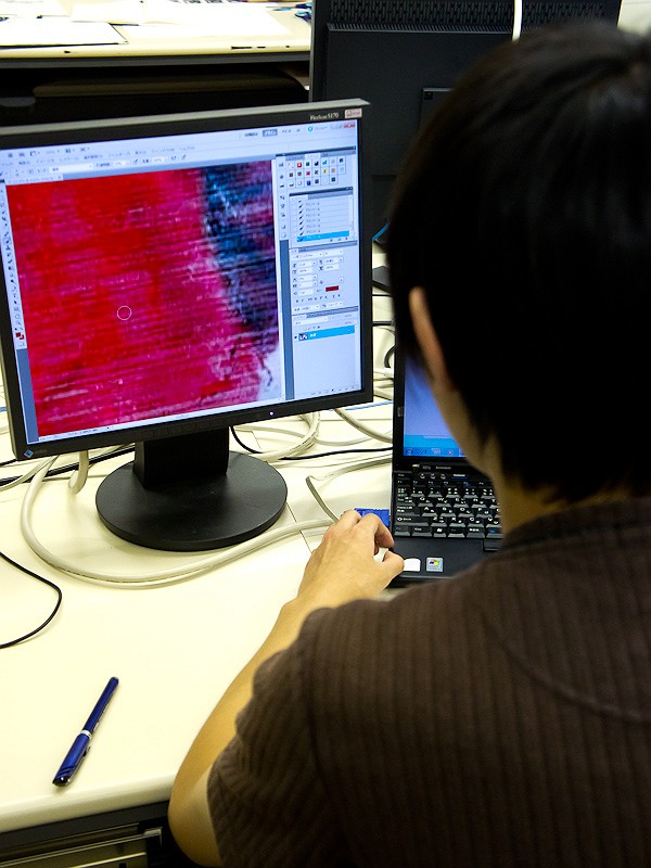 <b>実際の作業の様子。写真についた汚れを、コピースタンプツールで修復している</b>