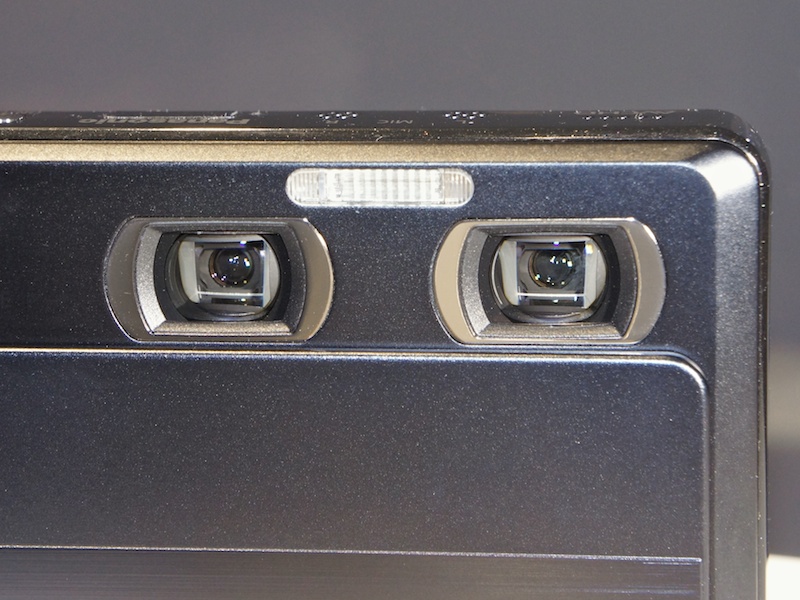 <b>3D撮影のため2つのレンズユニットを装備</b>