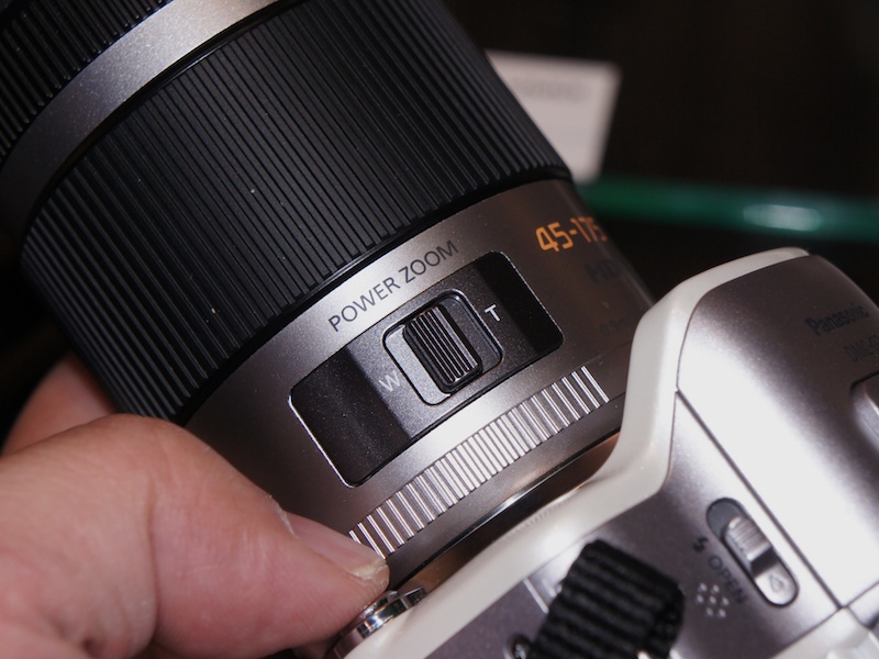 <b>どちらも電動ズーム機構を搭載。会場で操作感を試せる</b>