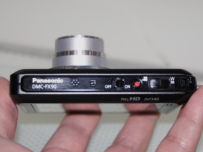 <b>一見すると既存のLUMIX DMC-FX77などと変わらない大きさだ</b>