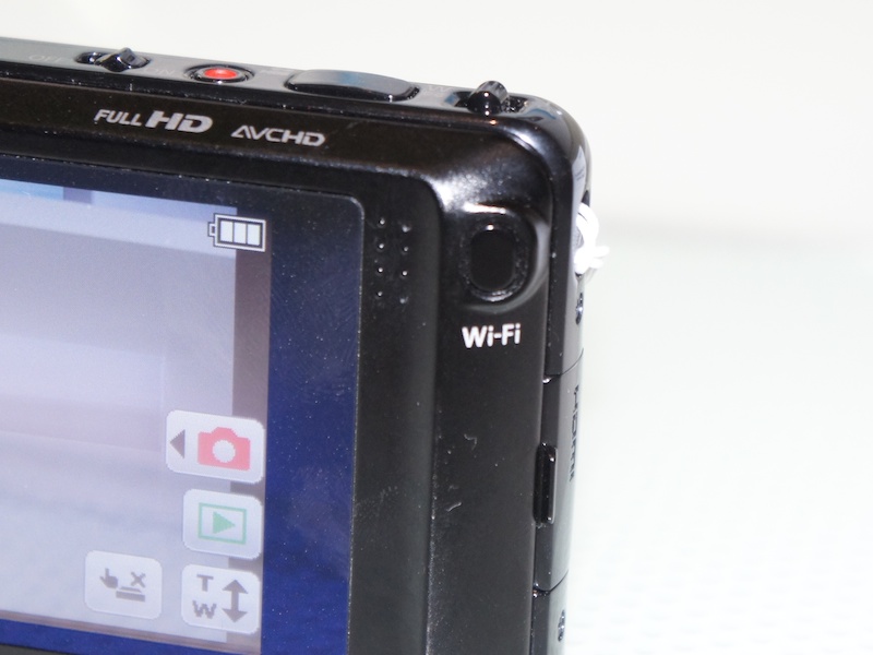 <b>前回の送信設定を呼び出すWi-Fiボタンも備えている</b>