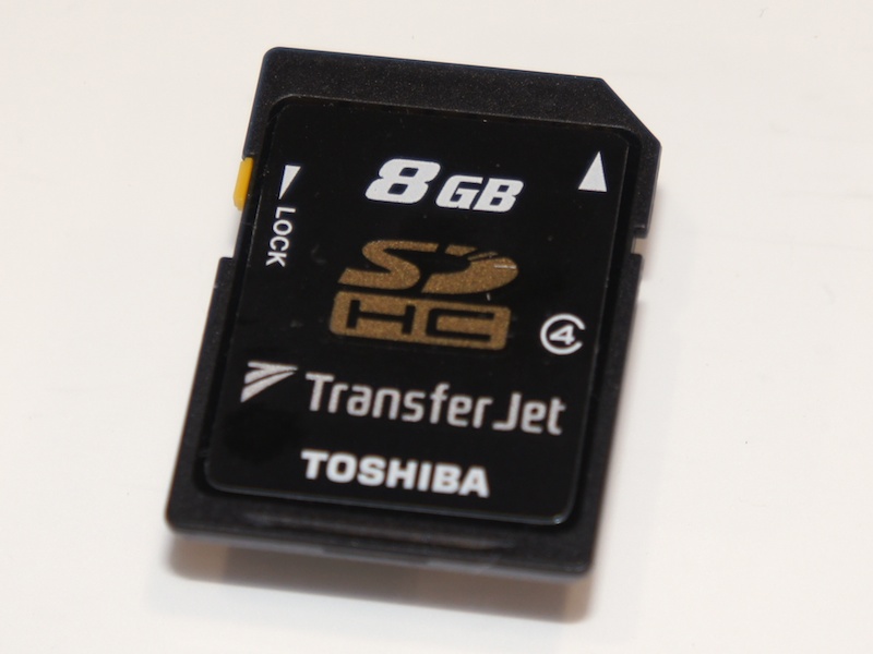 <b>前回に続き、今年も東芝がTransferJet対応のSDHCメモリーカードを参考出品</b>