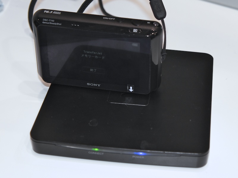 <b>こちらはアイ・オー・データ機器。USBクレードルという名称</b>