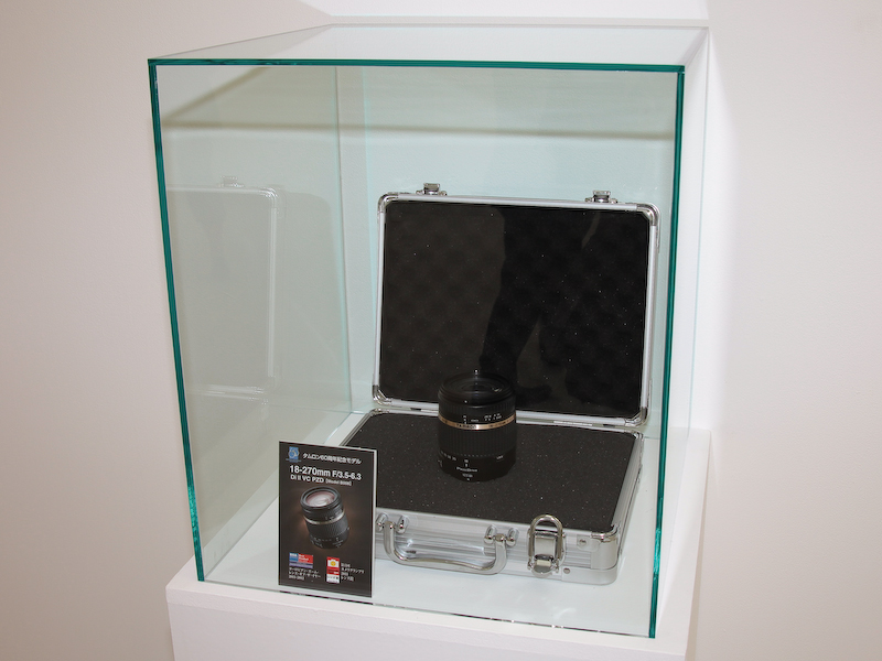 <b>撮影に使用された18-270mm F3.5-6.3 Di II VC PZDもケース内だが展示されていた</b>