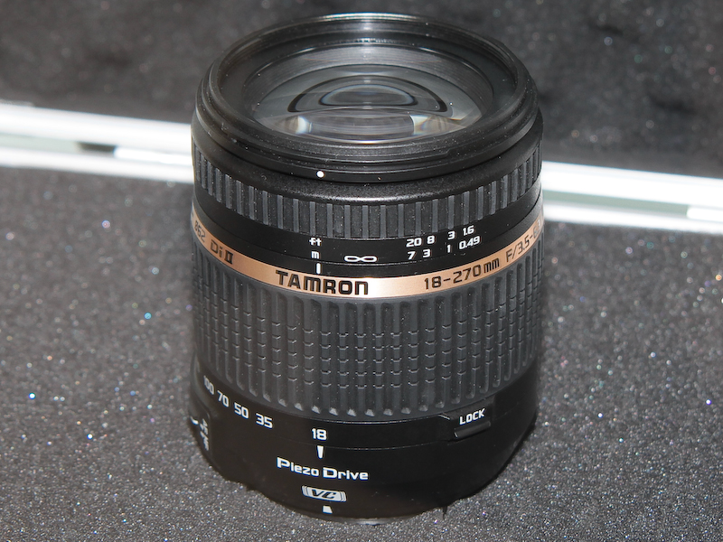 <b>撮影に使用された18-270mm F3.5-6.3 Di II VC PZDもケース内だが展示されていた</b>