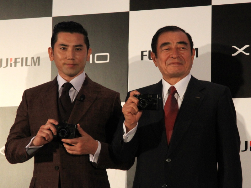 <b>本木雅弘さんと古森重隆氏（右）</b>