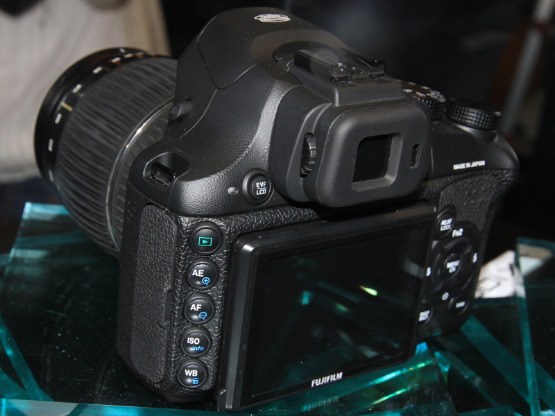 <b>X-S1の背面。高解像度EVFも特徴とする</b>