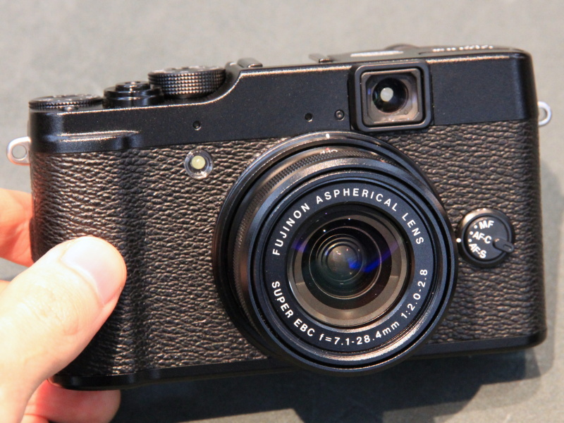 <b>アダプターリングを介して52mmネジに変換し、フードを取り付ける</b>