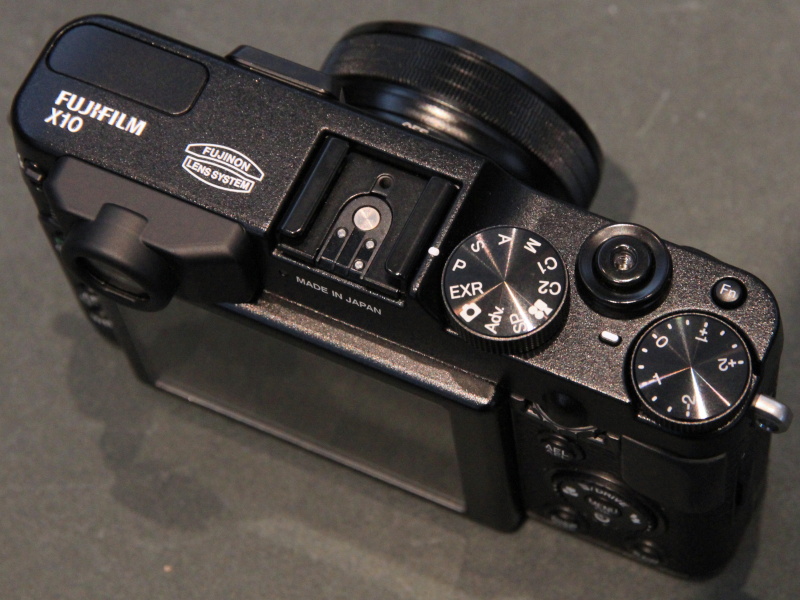 <b>アダプターリングを介して52mmネジに変換し、フードを取り付ける</b>