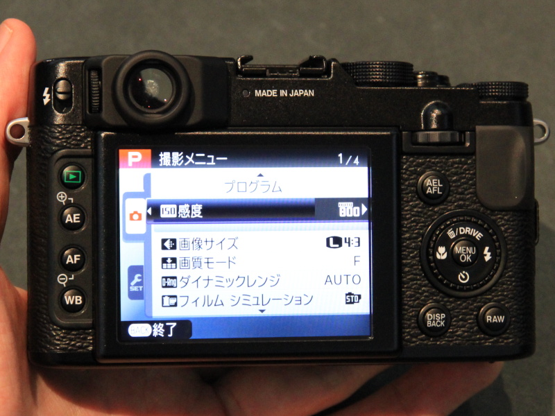 <b>ファインダーのケラレ軽減のためスリットフードを採用</b>