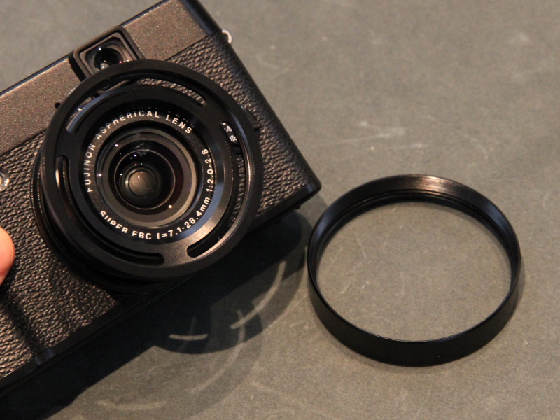 <b>アダプターリングを介して52mmネジに変換し、フードを取り付ける</b>