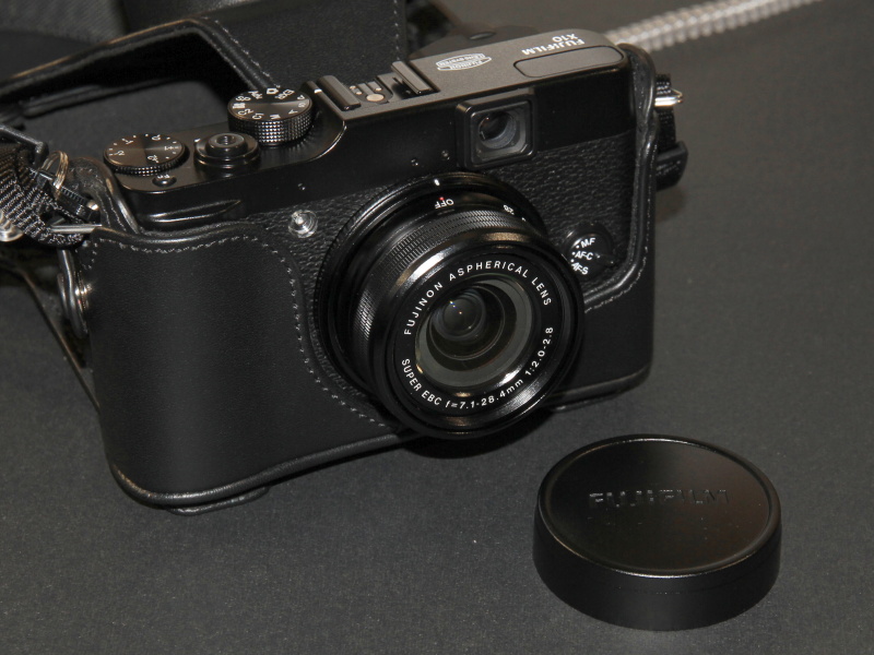 <b>専用ケースを装着したところ。ストラップも付属する</b>