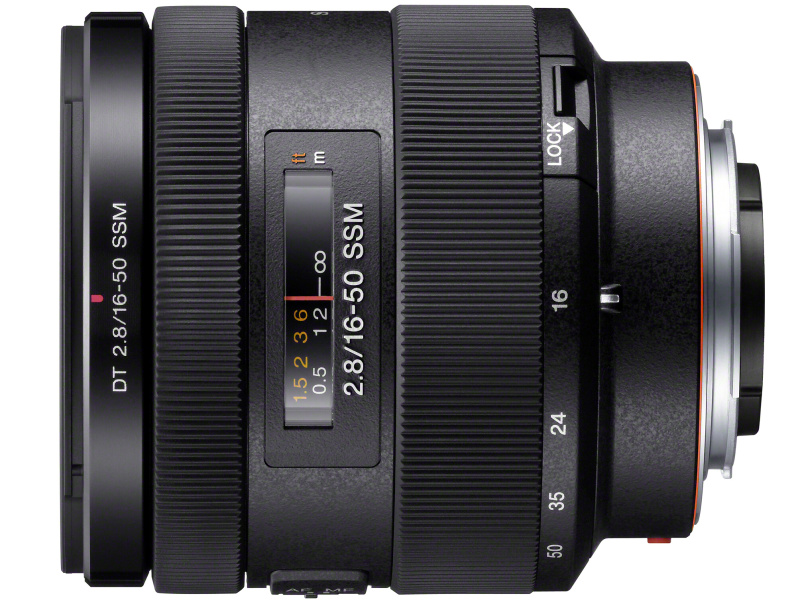 <b>DT 16-50mm F2.8 SSM。APS-C用のソニー製αAマウントレンズで初めてとなるズーム全域で開放F2.8の大口径標準ズームレンズ。店頭予想価格は8万7,150円前後の見込み</b>