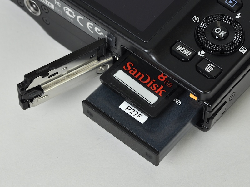 <b>記録メディアはSDXC/SDHC/SDメモリーカードを使用。バッテリーはUSB充電に対応する</b>