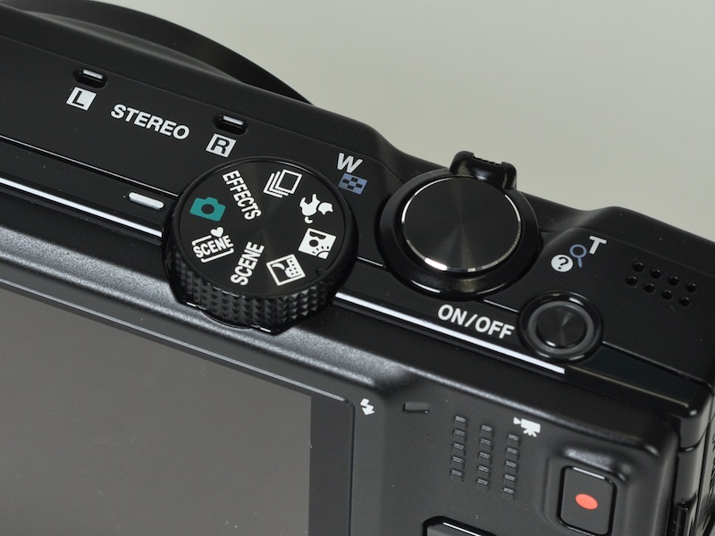 <b>モードダイヤルを装備。基本的にオート、たまにスペシャルエフェクトという撮り方だと、モードダイヤルがあった方が便利だ</b>