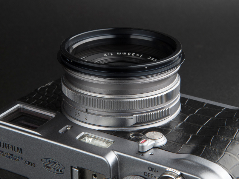 <b>純正アダプターリング、もしくはユーエヌ製49mmリングにベースリングをねじ込む</b>