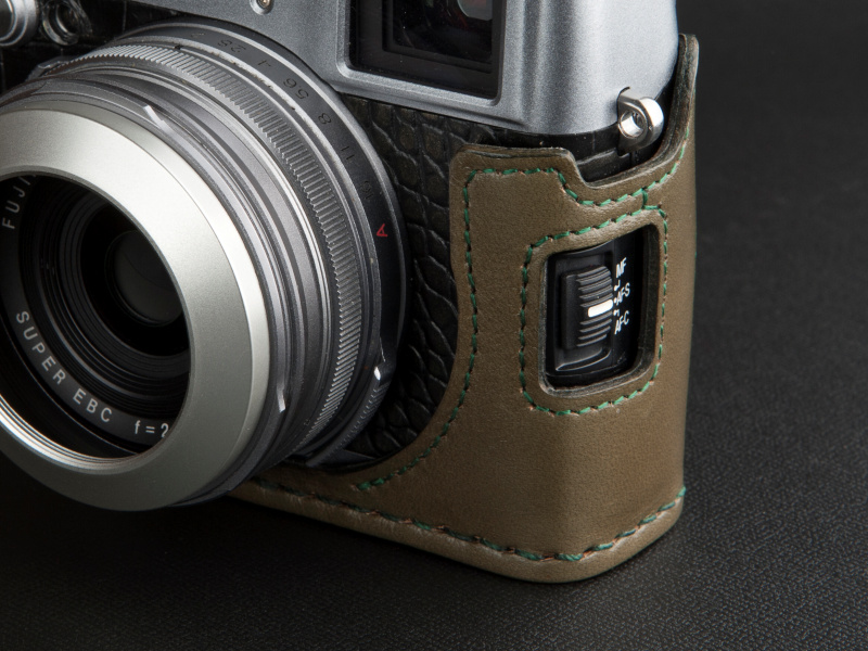 <b>フォーカスモード切換レバーに直接アクセスできる親切設計だ</b>