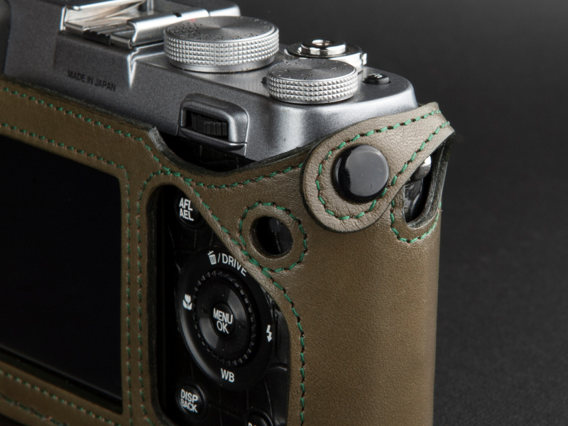 <b>シャッター側のスナップボタンでボディに固定する。ステッチは7色から選択できる</b>