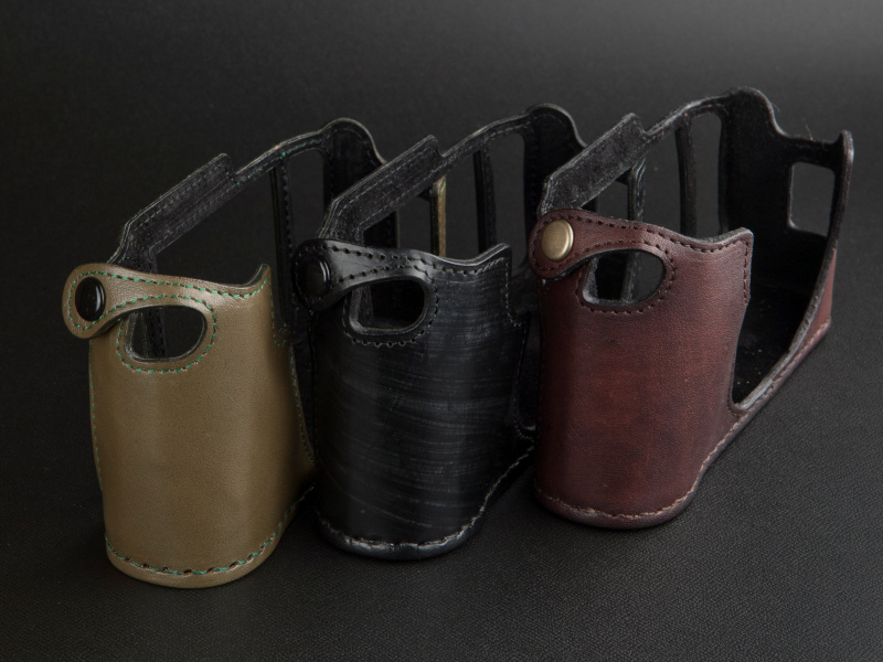 <b>手染めのダークタン、ブライドルレザーなど、マテリアルにもこだわりがある</b>