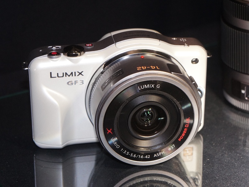 <b>LUMIX DMC-GF3。レンズは電動パワーズーム搭載のLUMIX G X VARIO PZ 14-42mm F3.5-5.6 ASPH. POWER O.I.S.。写真の組み合わせをキットにした「電動パワーズームキット」が10月13日に発売。店頭予想価格は7万5,000円前後の見込み。</b>