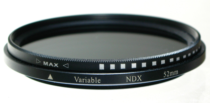 <b>フィルター縁のリングを回すことで減光量を調節する</b>