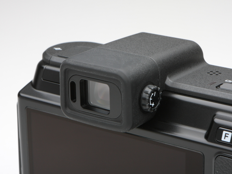 <b>液晶ビューファインダーは0.47型TFT液晶、約144万ドット。高精細でコントラストが高く見やすい。視度調整機能が付属する。アイピース横には、液晶モニターと電子ビューファインダー切り換え用アイセンサーが備わる</b>