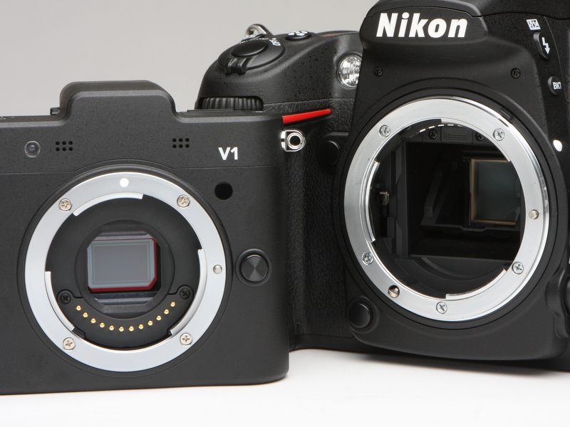 <b>接点はCXマウントが下部に、DXマウントが上部に付く。レンズ取り外しボタンはどちらも同じ位置となり、装着および脱着時の回転方向も同じだ</b>