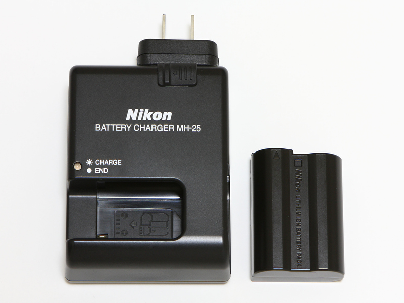 <b>バッテリーは、D7000のものと同じ大容量のEN-EL15を採用。持ちがよく、昼間の撮影なら終日1個で対応可能だ</b>