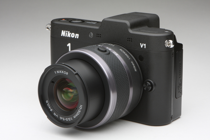 <b>標準ズームレンズ1 NIKKOR VR 10-30mm F3.5-5.6を装着した状態。ズームリングはワイド端側にセットしている</b>