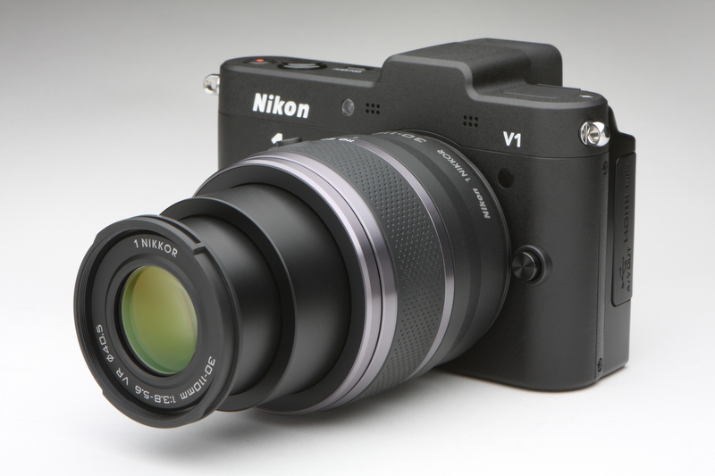 <b>望遠ズームレンズ1 NIKKOR VR 30-110mm F3.8-5.6を装着。テレ端にズームをセットした状態</b>