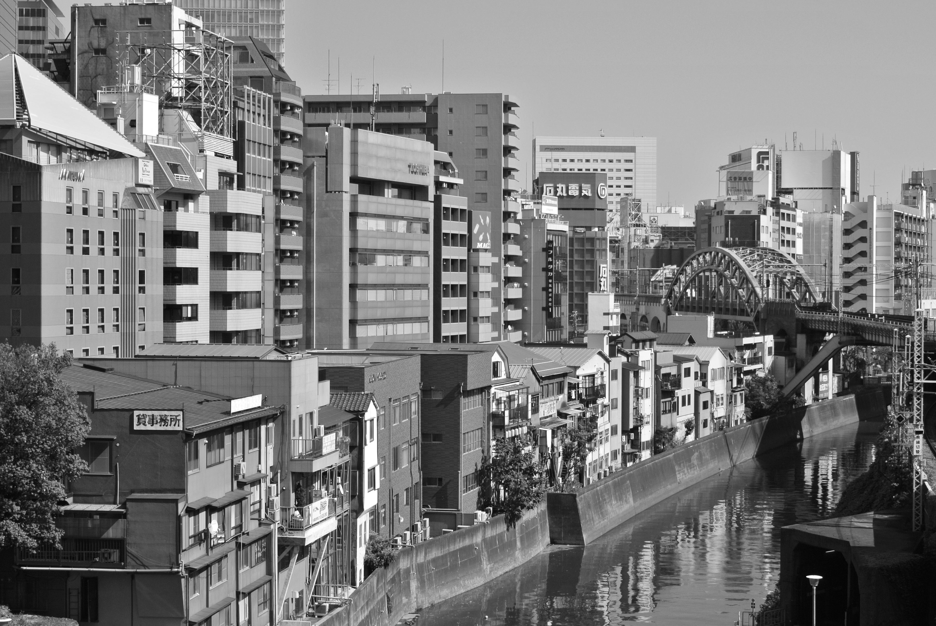 <b>ピクチャーコントロール:モノクローム / NIKON 1 V1 / 1 NIKKOR VR 10-30mm F3.5-5.6 / 5.2MB / 3,872×2,592 / 1/250秒 / F8 / 0.0EV / ISO100 / WB:オート / 26.7mm</b>