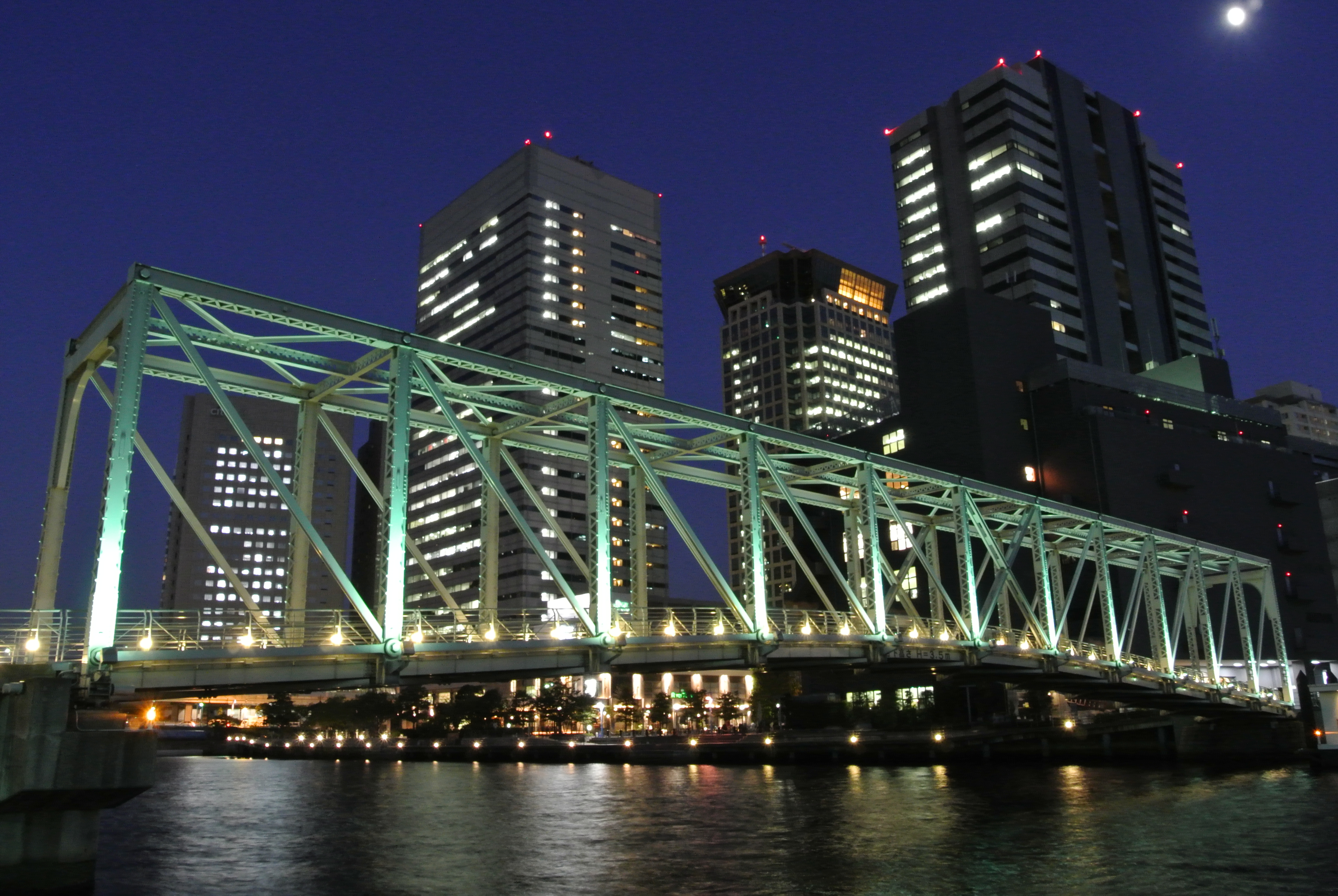 <b>ノイズリダクション:オン / ISO800 / NIKON 1 V1 / 1 NIKKOR VR 10-30mm F3.5-5.6 / 5.8MB / 3,872×2,592 / 1.3秒 / F8 / +0.7EV / WB:オート / 10mm</b>