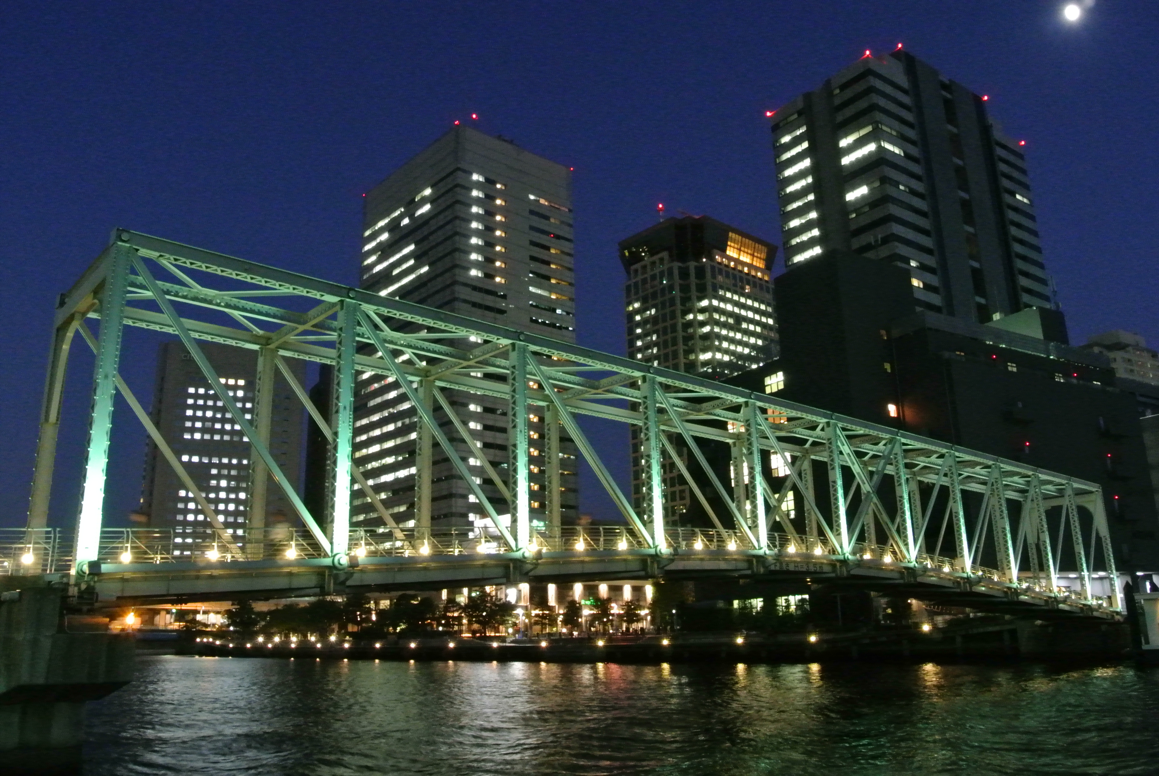 <b>ノイズリダクション:オン / ISO3200 / NIKON 1 V1 / 1 NIKKOR VR 10-30mm F3.5-5.6 / 6.3MB / 3,872×2,592 / 1/3秒 / F8 / +0.7EV / WB:オート / 10mm</b>