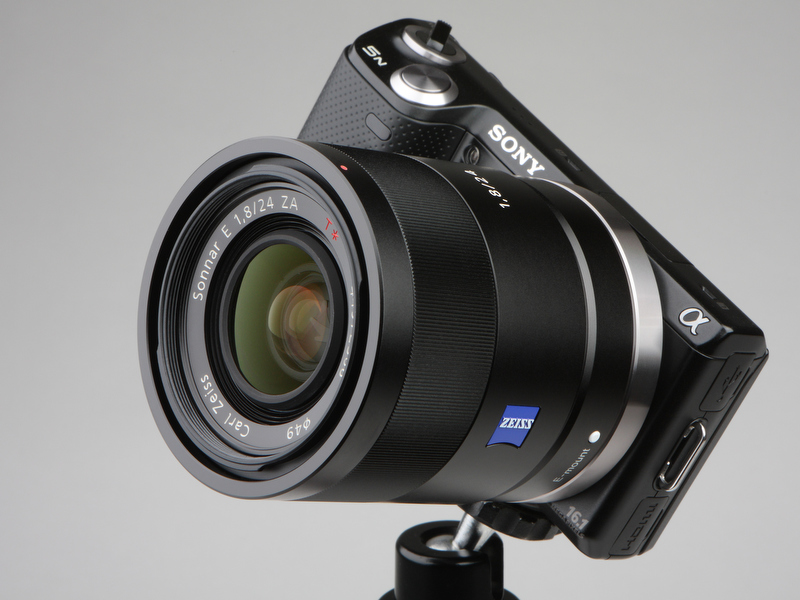<b>NEX-5Nに装着。価格は10万3,950円。発売は12月上旬</b>