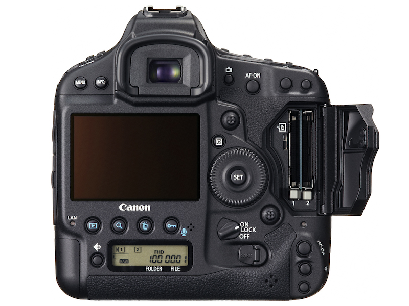 <b>CFのデュアルスロットを採用</b>