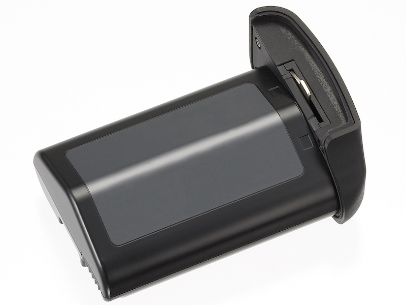 <b>バッテリーは「LE-E4N」（1万7,850円、同梱）</b>