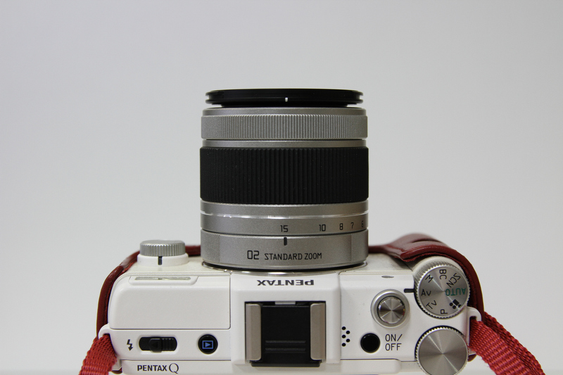 <b>15mmに合わせた状態。レンズ先端（画面上では上）の黒い部分がほんの少し浮いています</b>