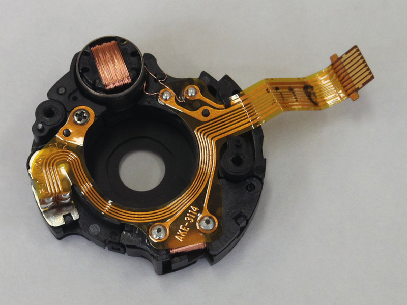 <b>ペンタックスリコーイメージング株式会社（社名長くなった!）で見せていただいたレンズシャッター。こういう向き出しの部品を手で触るときはなんだか緊張しちゃいますね（笑）</b>