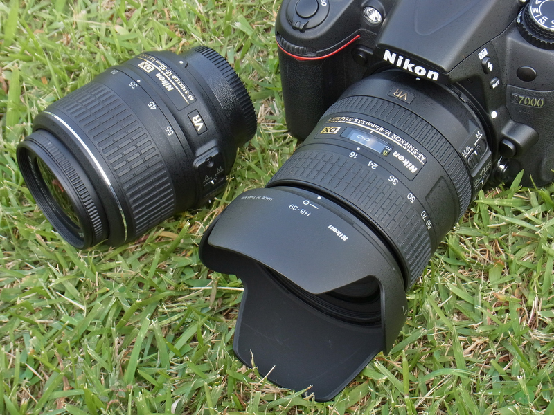 <b>手前がAF-S DX NIKKOR 16-85mm F3.5-5.6 G ED VR。奥がAF-S DX NIKKOR 18-55mm F3.5-5.6 G VR</b>