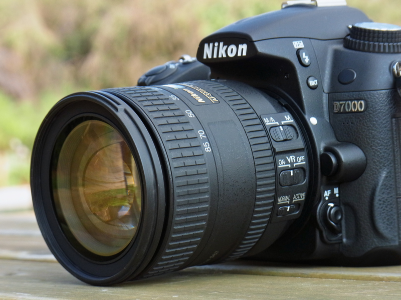 <b>全長85mm・重さ約485gの16-85mm装着。先端部、お辞儀します</b>