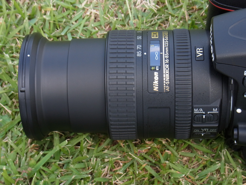 <b>16-85mm望遠端。鏡筒部、ビヨ〜ンと長めに伸びます</b>