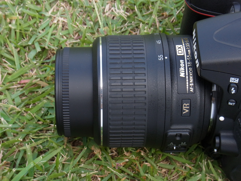 <b>18-55mm望遠端。鏡筒部、チョロンと短かく伸びます</b>