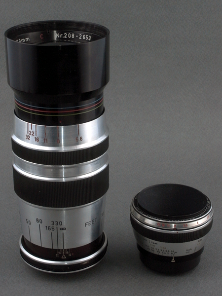 <b>キルフィット社製「テレキラー300mm F5.6」の単体。先端基部のブルー・グリーン・レッドのラインが“アポクロマート仕様”であることを示している。回転ヘリコイドと手動絞りというプリミティブな機構のレンズだ。右は同じキルフィット社製の「マクロキラー40mm F2.8」で、以前のこの連載で紹介した。日本製にはない独特のオシャレなデザインが共通している</b>