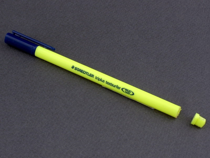 <b>いろいろ試した結果、もらい物のステッドラー社製ペン「トリプラス」のお尻に、ケーブルの一端をしっかりねじ込めることが判明した。そこでこの部分をレザーソーでカットし、パーツに使うことにした。このペンはドイツ製なので、部品としての相性は良いはずだ</b>