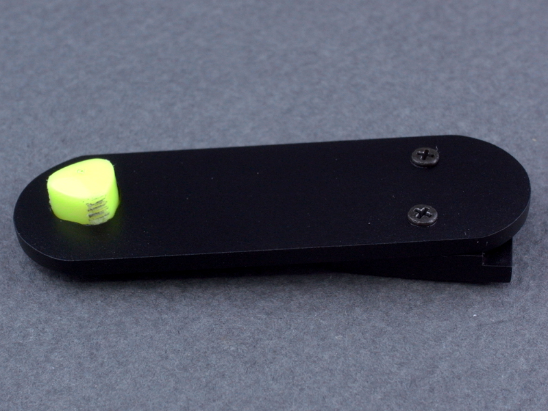 <b>左のパーツをネジ止めして組み立てると、このようになる。黄色いペンのお尻パーツに、シャッター連動ケーブルをねじ込む</b>