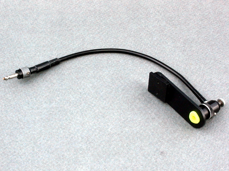 <b>シャッター連動ケーブルを取り付けると、パーツが完成する</b>