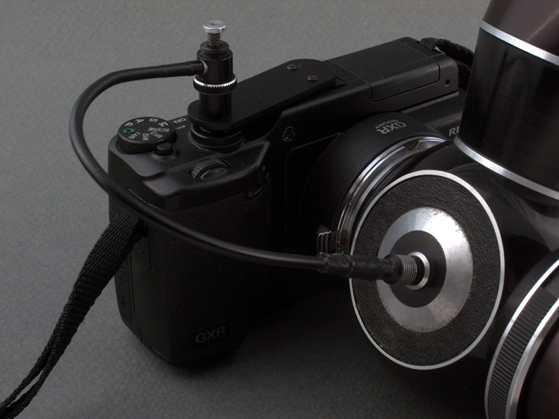 <b>完成したパーツを、GXR本体のアクセサリーシューに差し込み、ケーブルのソケットをミラーハウジングに差し込む。これで完成……と言いたいところだが、まだ問題がある。このミラーハウジングは縦位置に対応するため、90°のレボルビング機能を備える。しかしなぜかクリック位置が斜めにずれていて、角度が不安定なのである</b>