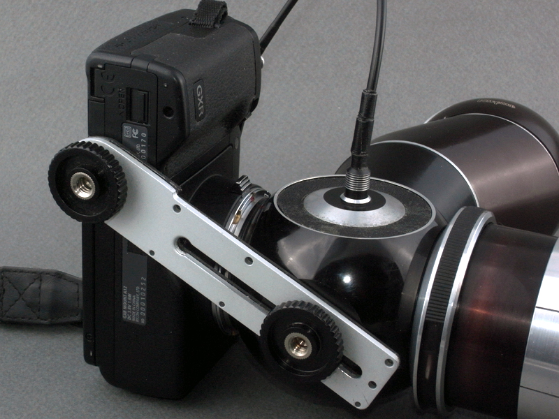 <b>GXRの三脚穴と、ミラーハウジングの三脚穴とを接続し、角度を固定する。これで今回の工作は完了だ</b>