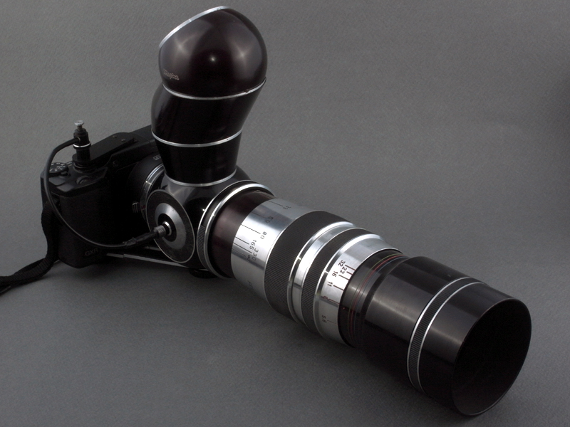 <b>テレキラー300mm F5.6とミラーハウジングを装着したGXR MOUNT A12。なかなかスゴイ出で立ちの「デジタル一眼レフカメラ」になった。ライカ判換算の画角は450mm相当の超望遠になる</b>