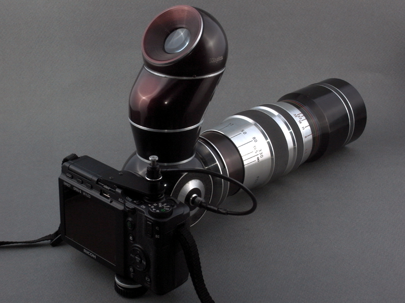 <b>接眼部が突き出たまさに異様な形態。カメラというより、レトロフューチャーな光線銃といった感じ。街中で構えるのは、ちょっと勇気が要るかも知れない（笑）</b>